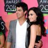 Joe e Demi Lovato posam no tapete vermelho do Kids' Choice Awards de 2010