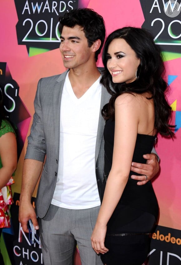 Joe e Demi Lovato posam no tapete vermelho do Kids' Choice Awards de 2010