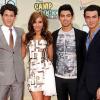 Os irmãos posaram com a cantora Demi Lovato durante a divulgação de Camp Rock 2, em agosto de 2010, em Nova York