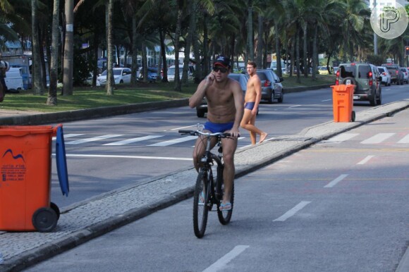 Roger Flores também costuma ser visto pedalando pela orla da Barra da Tijuca nos dias de folga do trabalho