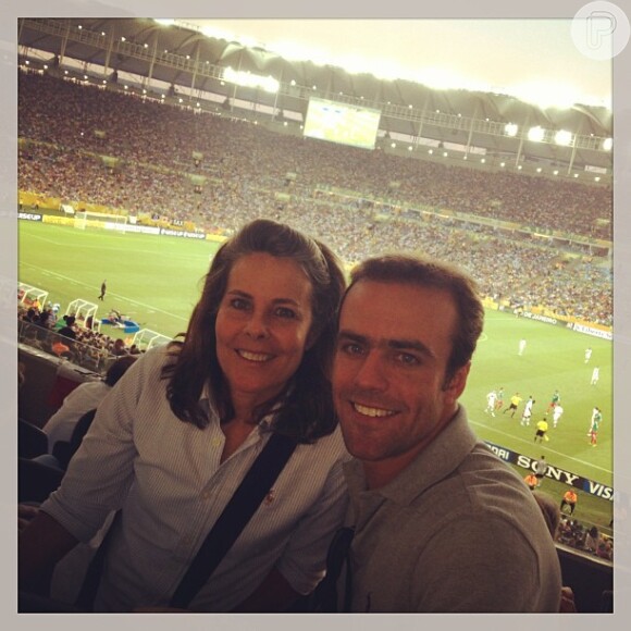 Roger Flores assistiu à partida do México X Itália, no Maracanã, acompanhado por sua mãe, Geuse Galera