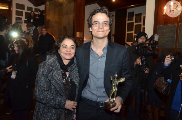 Em sua primeira vez no Festival, Wagner Moura foi acompanhado da mãe, Alderiva, para recebeu o troféu Cidade de Gramado