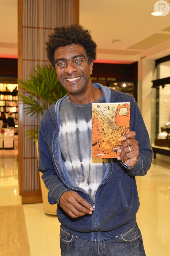 Hélio de la Peña prestigia lançamento de livro 'A Voz do Alemão', no Rio de Janeiro
