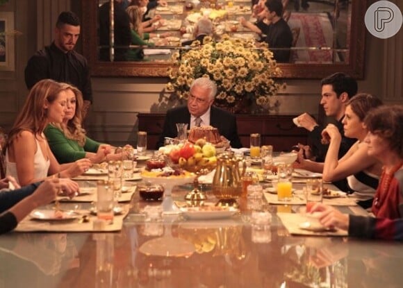 Pilar (Susana Vieira) prepara um jantar em família e coloca veneno na taça de César (Antonio Fagundes), na hora do brinde, em 'Amor à Vida'