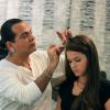 Bruna Marquezine é atendida por Flávio Priscott, cabeleireiro que veio direito de Nova York para fazer os cabelos da atriz