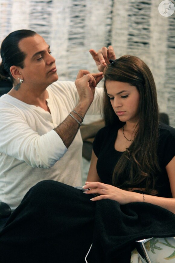 Bruna Marquezine é atendida por Flávio Priscott, cabeleireiro que veio direito de Nova York para fazer os cabelos da atriz