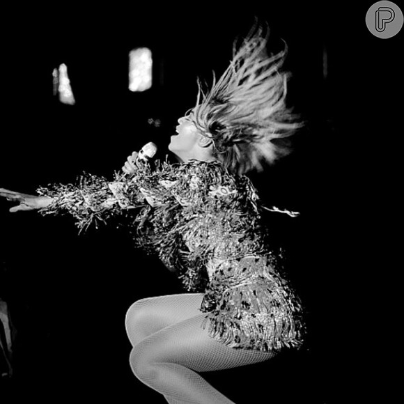 Beyoncé faz performance em festival da Inglaterra usando novo megahair
