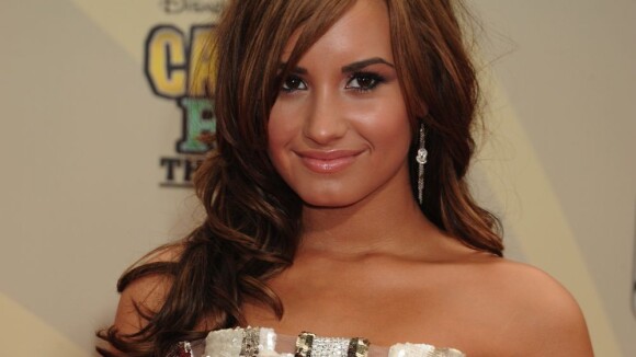 Demi Lovato celebra 21 anos na África e com chance de estrelar a série 'Glee'