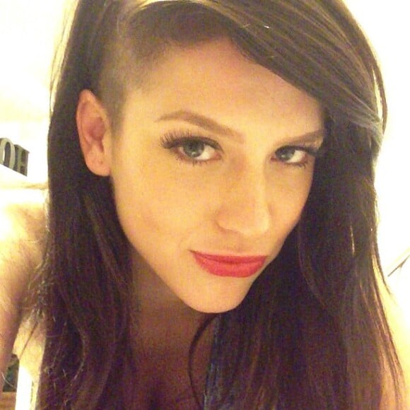 Sophia Abrahão apostou no corte de cabelo com a lateral da cabeça raspada em maio de 2013, depois que o namorado, Fiuk, surgiu com o look moicano