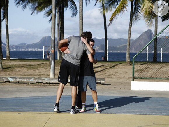 Sidney Sampaio e Anderson Varejão se cumprimentam para partida de basquete