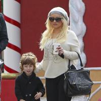 Christina Aguilera, ainda com quilinhos a mais, é flagrada em momento família
