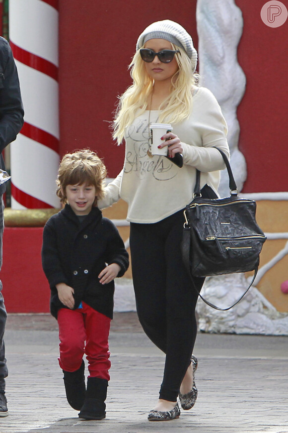 Christina Aguilera passeia com o filho, Max, e o namorado, Matt, no West Hollywood, na Califórnia, Estados Unidos, em 13 de dezembro