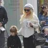 Christina Aguilera com o filho, Max, depois de almoço no restaurante The Grove