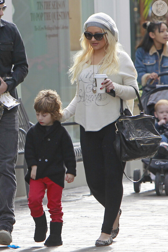Christina Aguilera com o filho, Max, depois de almoço no restaurante The Grove
