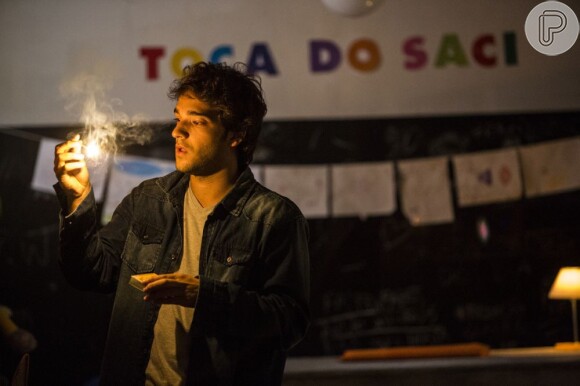 Fabinho (Humberto Carrão) ameaça atear fogo na Toca do Saci, em 'Sangue Bom', em 26 de agosto de 2013