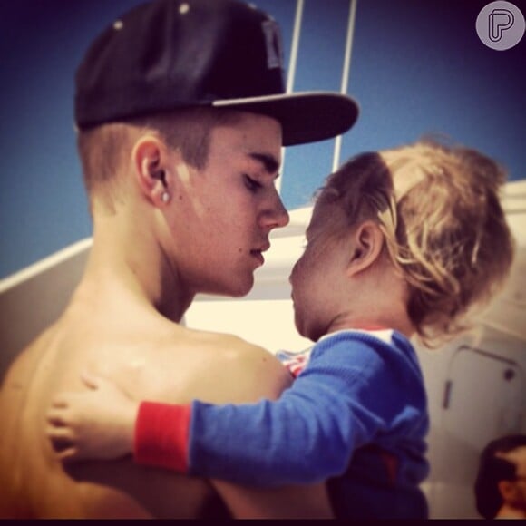 Justin Bieber e seu irmão, Jaxon, de 3 anos. O cantor revelou que pretende ser pai logo