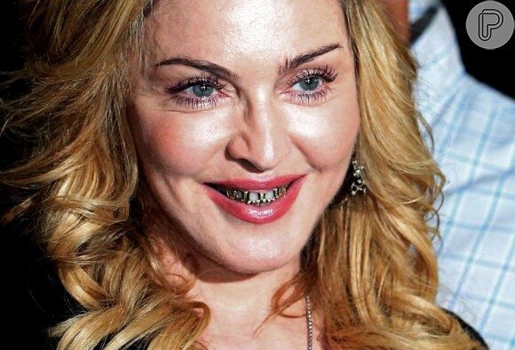 Madonna inaugurou a sede de Roma da academia Handy Candy Fitness e escolheu um acessório inusitado para o evento. A cantora usou um bling, uma armação de ouro que cobre parte dos dentes