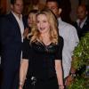 Madonna não se incomodou com o acessório e fez questão de exibi-lo