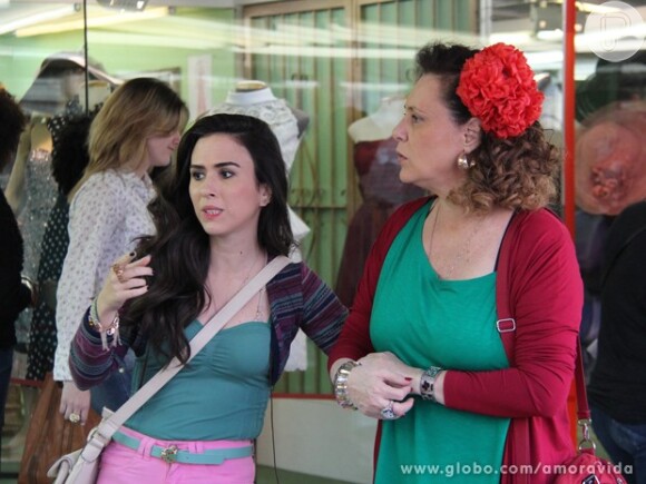 Márcia (Elizabeth Savala) desconfia que Valdirene (Tatá Werneck) esteja grávida, em 'Amor à Vida'