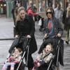 Sarah Jessica Parker leva as gêmeas Marion e Tabitha de carrinho para a escola, em Nova Iorque