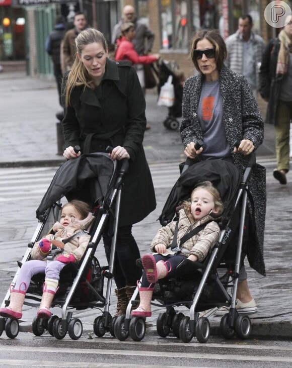 Sarah Jessica Parker leva as gêmeas Marion e Tabitha de carrinho para a escola, em Nova Iorque