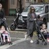 Sarah Jessica Parker levando suas filhas, em um dia frio e nublado, para a escola em Nova Iorque