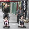 Sarah Jessica Parker levando as filhas gêmeas para a escola com os cabelos soltos e despenteados