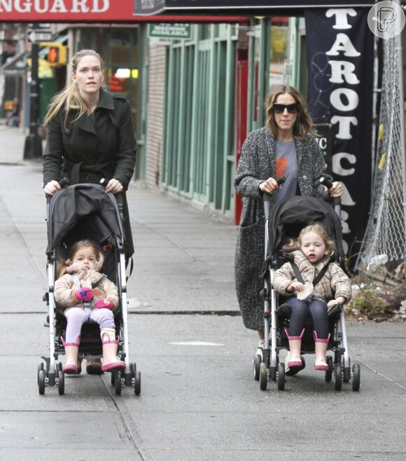 Sarah Jessica Parker levando as filhas gêmeas para a escola com os cabelos soltos e despenteados