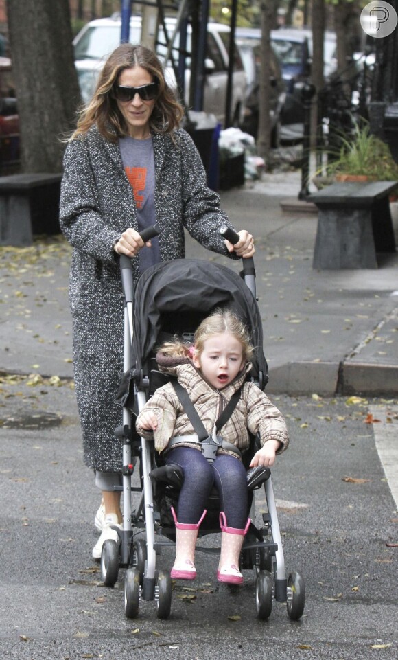 Sarah Jessica Parker com uma das gêmeas à caminho da escola