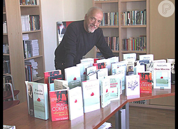 Entre 1982 e 2012, Paulo Coelho publicou 27 livros. O primeiro foi 'Arquivos do Inferno' e o último 'O Manuscrito Encontrado em Accra'