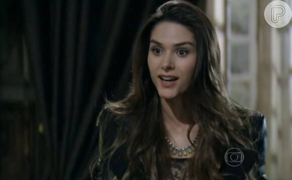 Leila (Fernanda Machado) está feliz da vida vivendo com o dinheiro que era de Nicole (Marina Ruy Barbosa) em 'Amor à Vida'