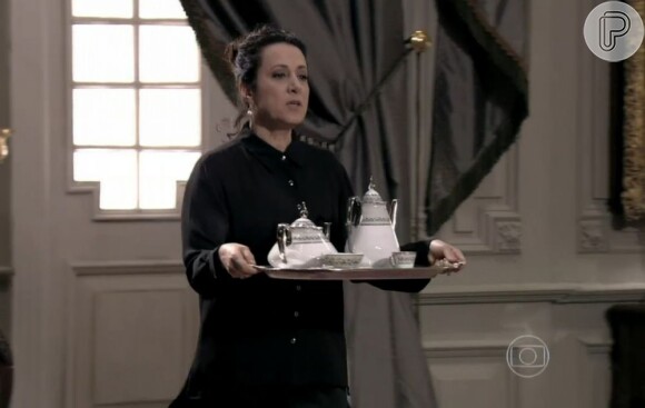 Lídia (Angela Rebello) vai colocar um vestido da avó de Nicole (Marina Ruy Barbosa) no sofá. Leila (Fernanda Machado) se assusta e cai da escada em 'Amor à Vida'
