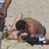 Isabelle Drummond beija Thiago Amaral durante gravação de 'Sangue Bom' no Rio