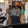 Débora Nascimento e José Loreto jantaram com os pais do ator em um restaurante do Rio, após irem ao teatro