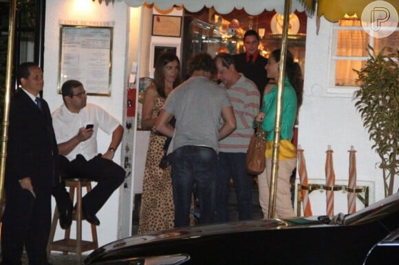 Débora Nascimento e José Loreto jantaram com os pais do ator em um restaurante do Rio, após irem ao teatro