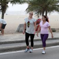 Vera Fischer caminha na orla do Rio após perder 5kg com o Vigilantes do Peso
