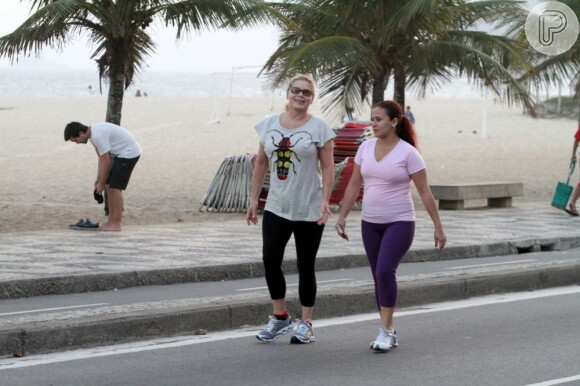 Vera Fischer é flagrada caminhando na orla do Leblon, na Zona Sul do Rio. A atriz já perdeu 5kg nos últimos dois meses com a ajuda dos Vigilantes do Peso