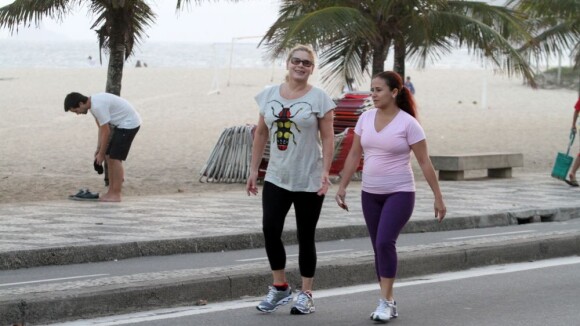 Vera Fischer caminha na orla do Rio após perder 5kg com o Vigilantes do Peso