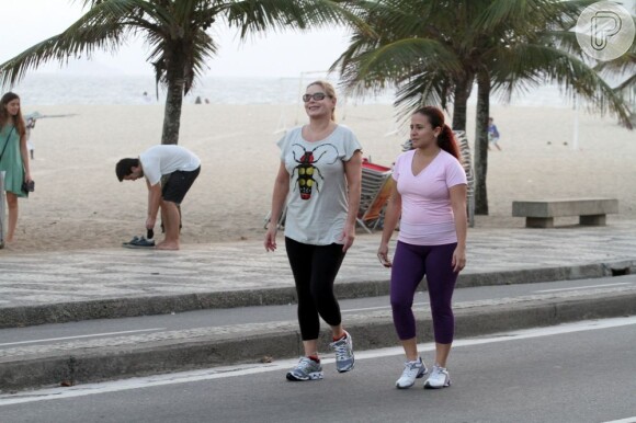Vera Fischer é flagrada caminhando com uma amiga na orla do Leblon, no Rio