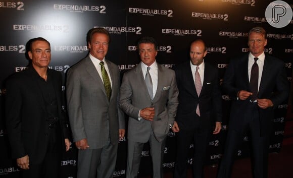 Jason Statham ao lado de Dolph Lundgren, Jean-Claude Van Damme, Arnold Schwarzenegger e Sylvester Stallone na premiere francesa de 'Os Mercenários 2'