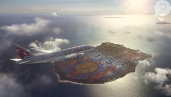 No comercial, os jogadores aparecendo chegando a um país chamado Barcelona, que tem o formato do escudo do clube