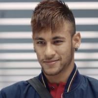 Neymar faz malabarismo com bola na estreia dele em comercial do Barcelona