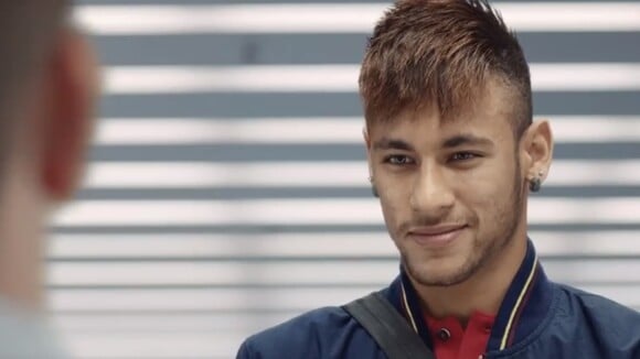 Neymar faz malabarismo com bola na estreia dele em comercial do Barcelona