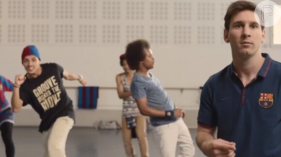 No vídeo, Lionel Messi é um professor de dança