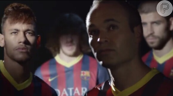 No final do vídeo, Neymar aparece ao lado de Insiesta, Piqué e Carles Puyol na entrada do gramado