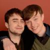 Daniel Radcliffe posa com Dane Dehaan, seu par romântico em 'Kill Your Darlings'