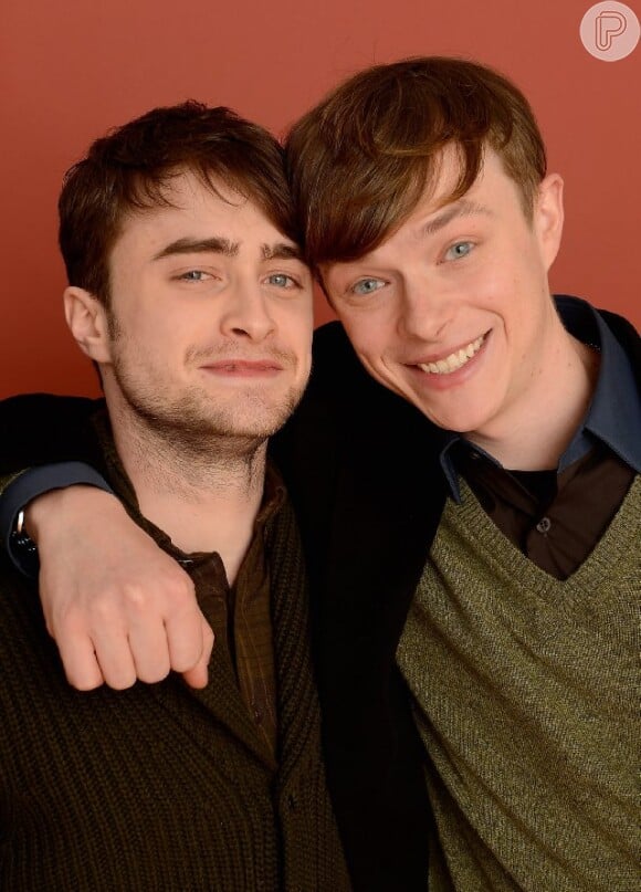 Daniel Radcliffe posa com Dane Dehaan, seu par romântico em 'Kill Your Darlings'