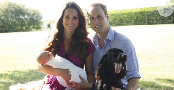 Kate Middleton e príncipe William posaram com o filho, George Alexander Louis, para a primeira foto oficial da família. A imagem foi divulgada no dia 19 de agosto