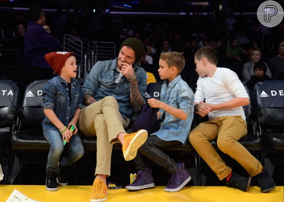David Beckham costuma curtir momentos de lazer ao lado dos filhos, Brooklyn, de 14 anos, Romeo, de 11, e Cruz, de 8. A família é frequentemente fotografada em eventos de basquete