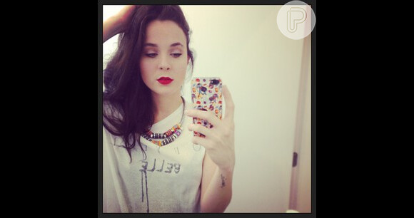 Juliana Lohmann exibe os cabelos escuros em foto publicada em seu Instagram. A atriz abriu mão dos fios loiros pela personagem